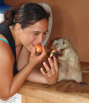 Marbe comiendo fruta con Lala